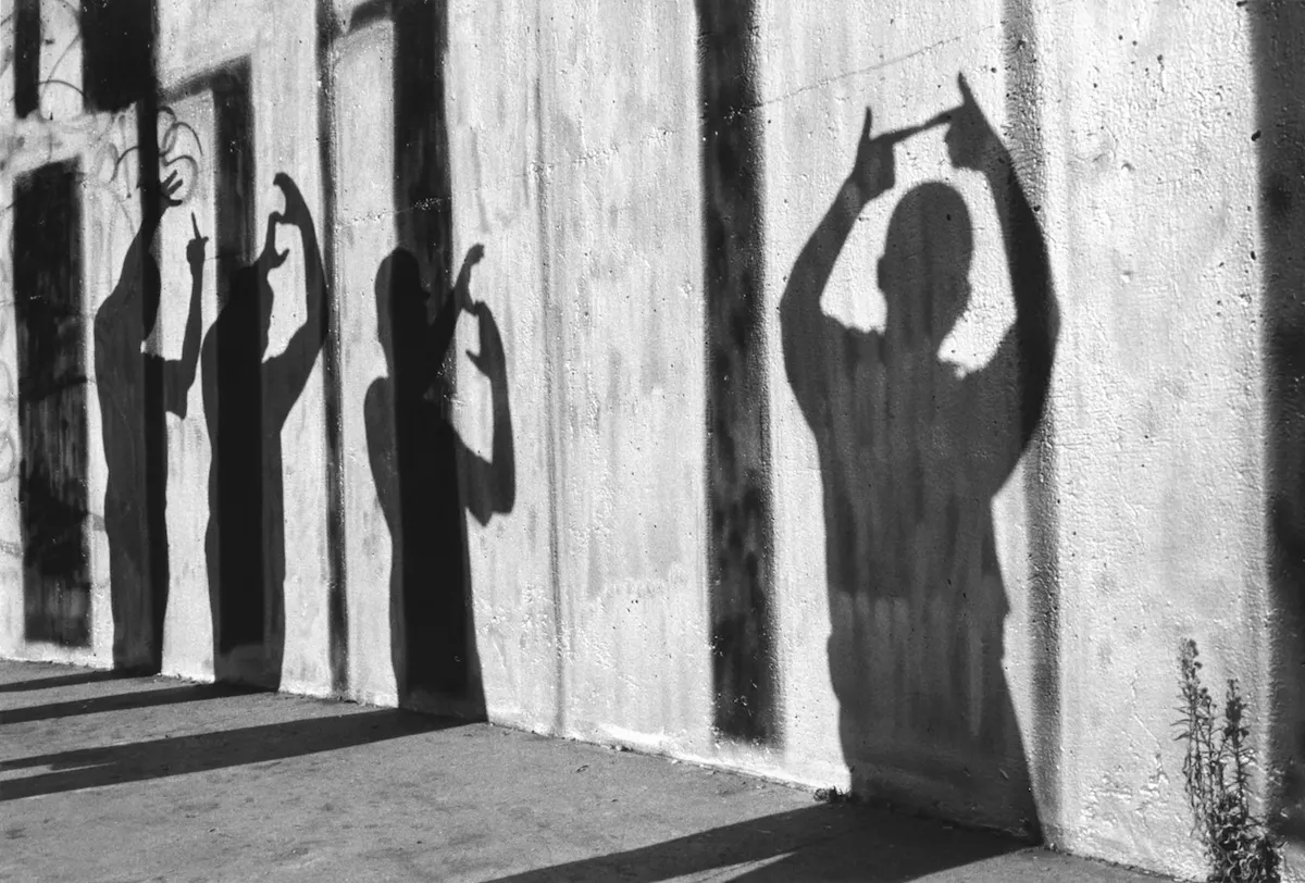 Graciela Iturbide: White Fence, Los Cholos