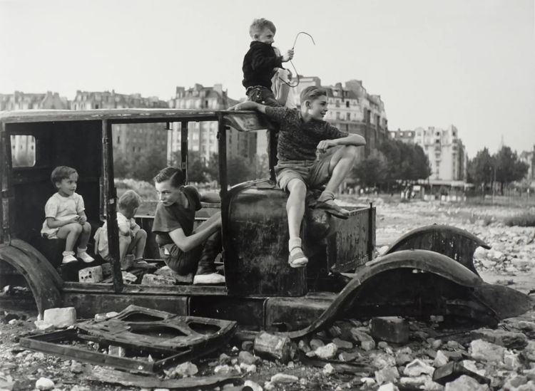 Robert Doisneau, La Voiture Fondue, 1944