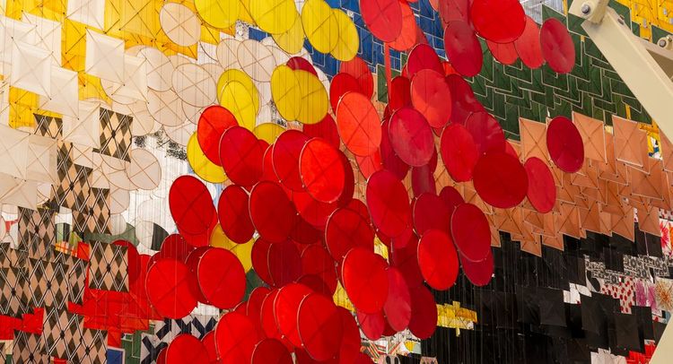 Jacob Hashimoto: Giant Arc (installation view, SFMOMA), 2026. Photo: Don Ross