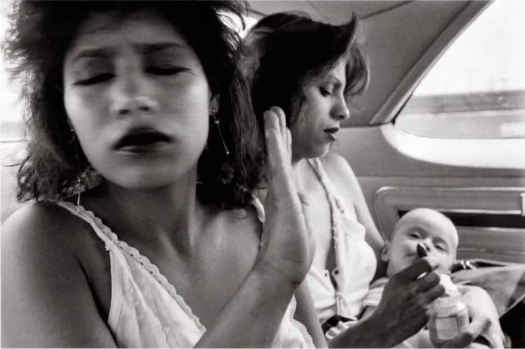Graciela Iturbide, Christina y Rosario en su coche, White Fence, East L.A.