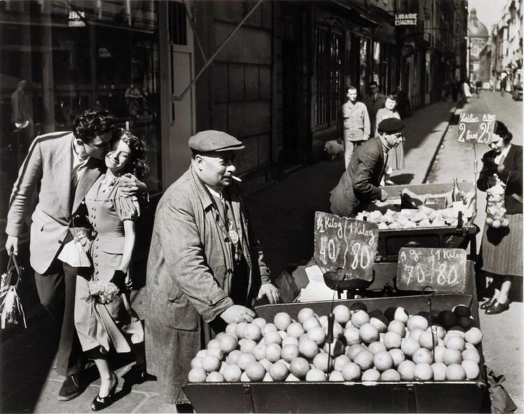 Robert Doisneau, Les Amoureaux aux Oranges, 1950