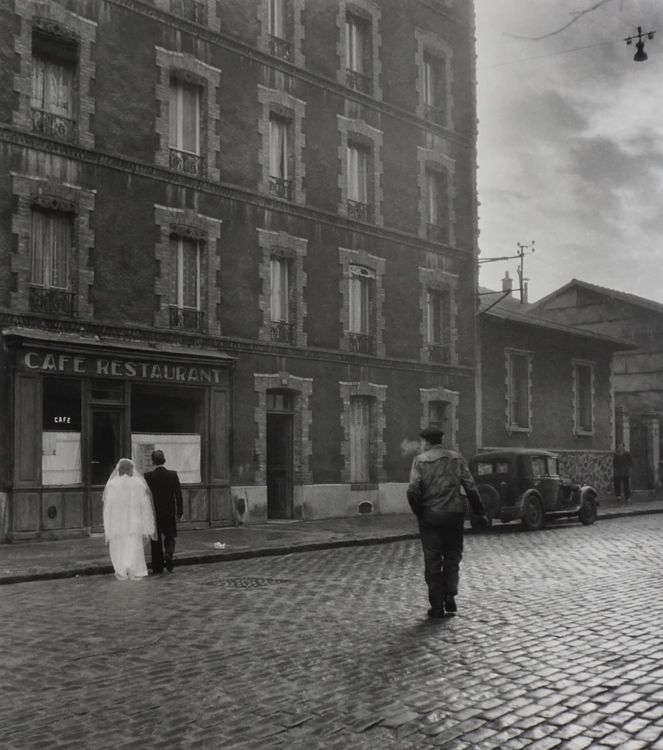 Robert Doisneau, La Stricte Intimité [In the Strictest Intimacy], Rue Marcelin Berthelot, Montrouge, 1945