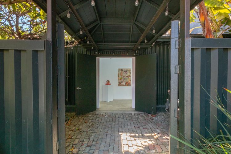 Installation view, We Found a Crouton Underneath a Futon., de boer · 2025 (1)