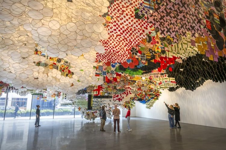 Jacob Hashimoto: Giant Arc (installation view, SFMOMA), 2026. Photo: Don Ross