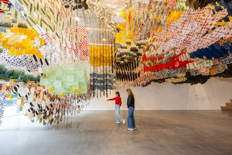 Jacob Hashimoto: Giant Arc (installation view, SFMOMA), 2026. Photo: Don Ross