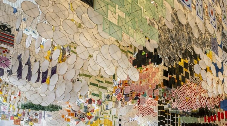 Jacob Hashimoto: Giant Arc (installation view, SFMOMA), 2026. Photo: Don Ross