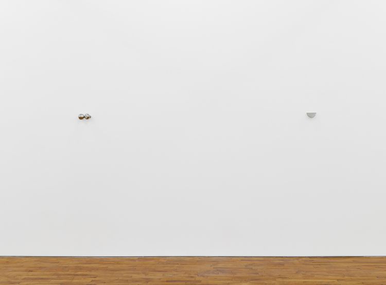 Installation view, Nouvelles Sculptures, Tara Downs · 2026 (2)
