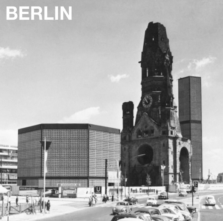 Installation view, Blau im Gedächtnis (Blue in Memoriam), Perrotin · 2026 (2)