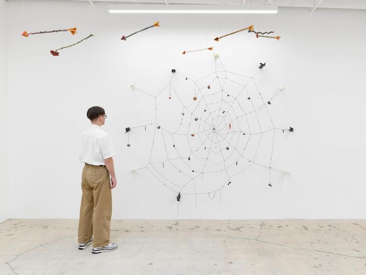 Installation view, Un río abrazando una montaña, Anat Ebgi, Los Angeles · 2026 (1)