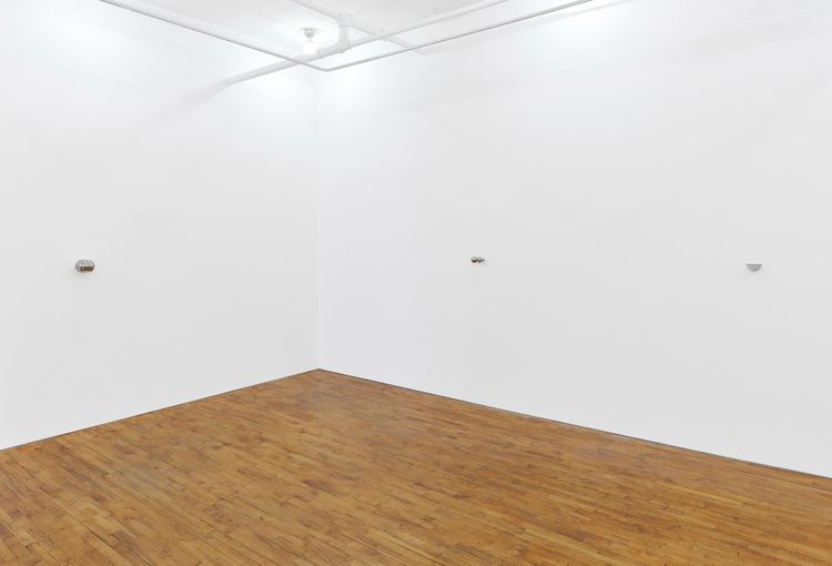 Installation view, Nouvelles Sculptures, Tara Downs · 2026 (5)
